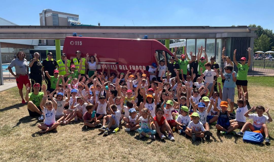I vigli del fuoco in visita a Happy in Camp