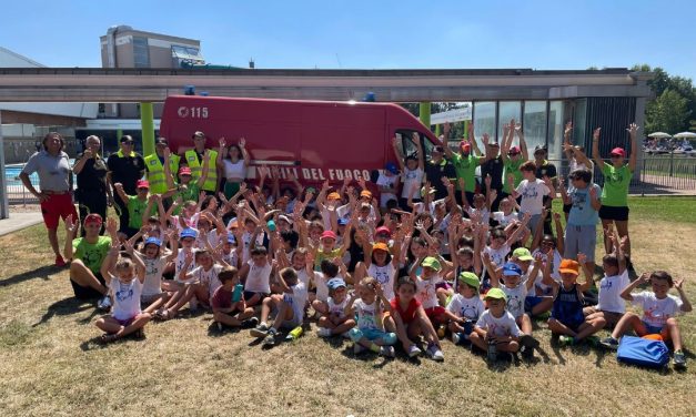 I vigli del fuoco in visita a Happy in Camp